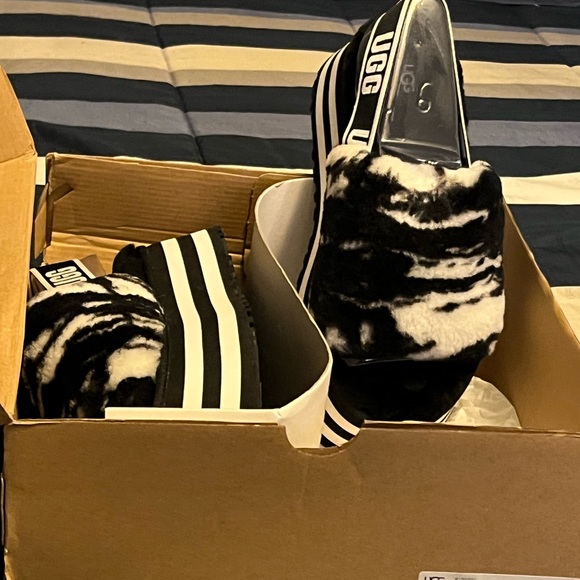 Women’s uggs slides Size:9 - Picture 1 of 1